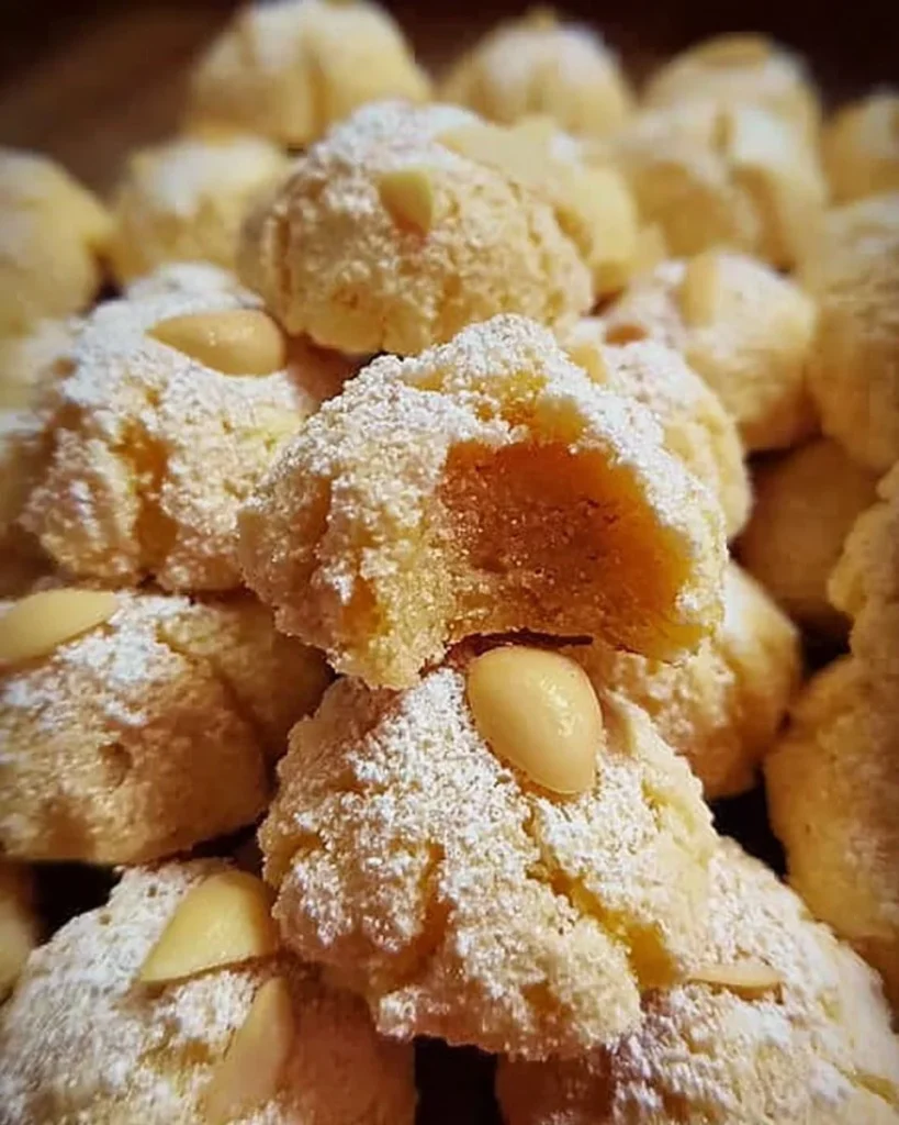 Deliziosi amaretti italiani croccanti e profumati, ideali per dessert.