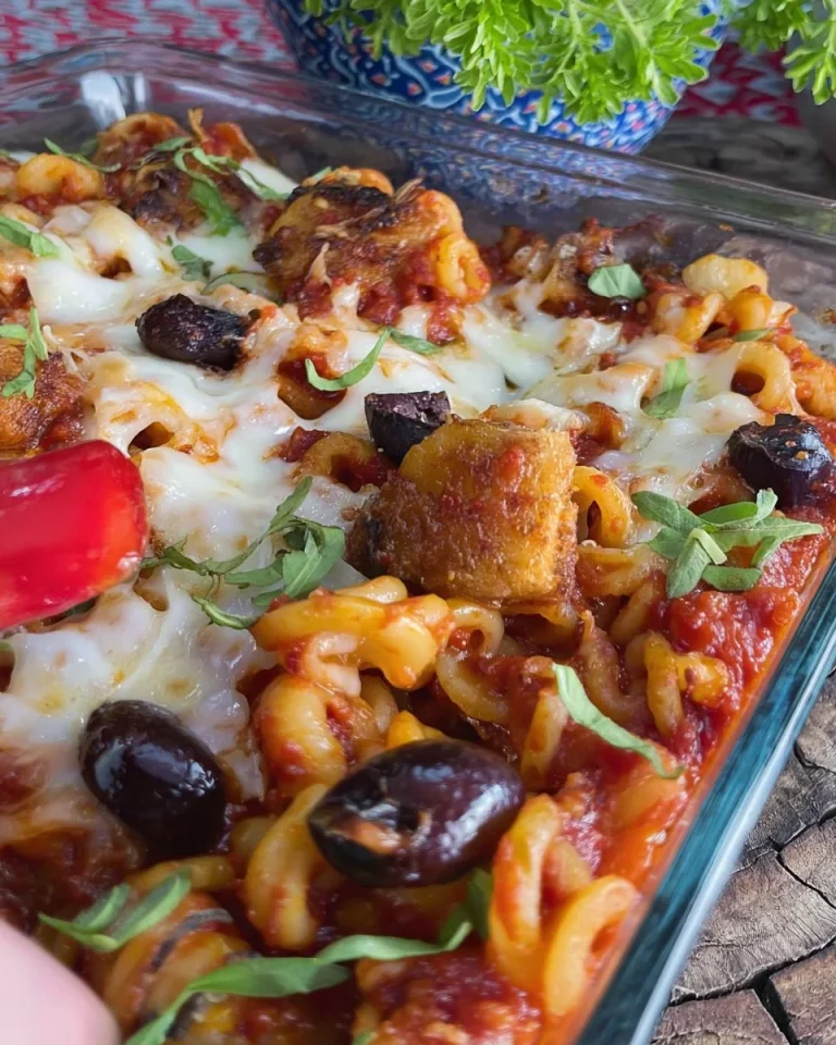 Piatto di Anelletti al Forno con ingredienti freschi e condimenti deliziosi.