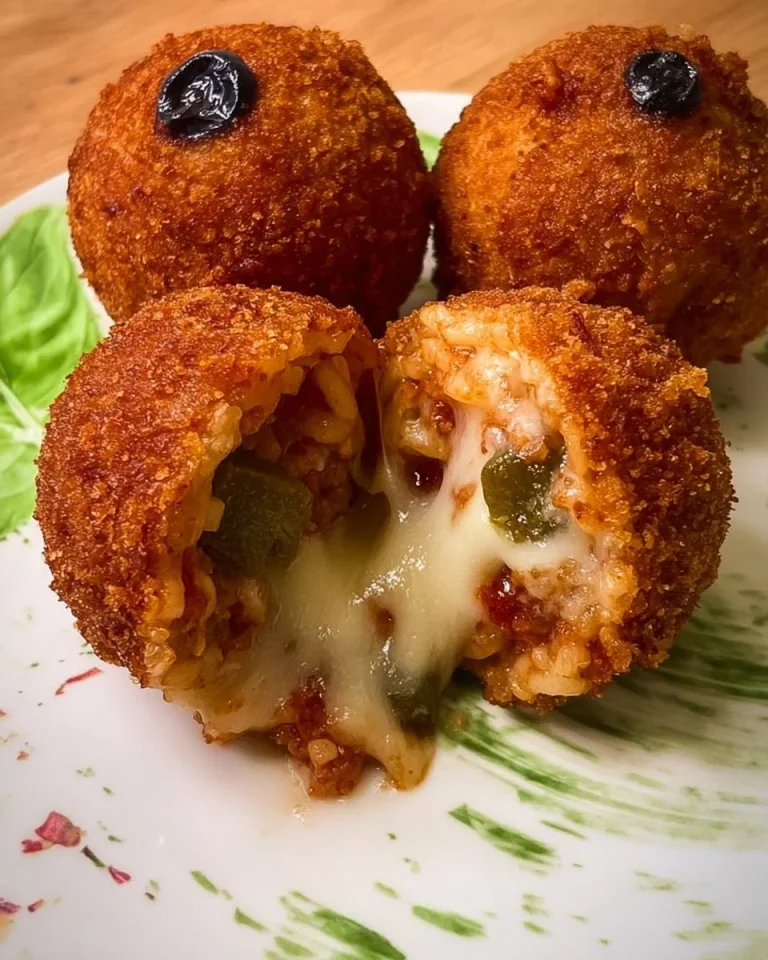 Arancini alla norma, tipici piatti siciliani ripieni di melanzane e pomodoro