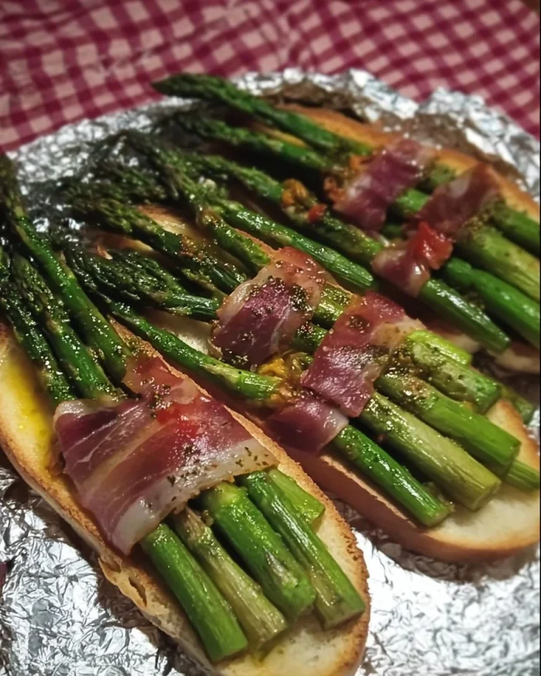 Asparagi selvatici al cartoccio preparati con ingredienti freschi e aromatici.