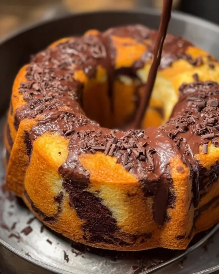 Ciambellone della Mamma appena sfornato, soffice e profumato, dolce tradizionale italiano.