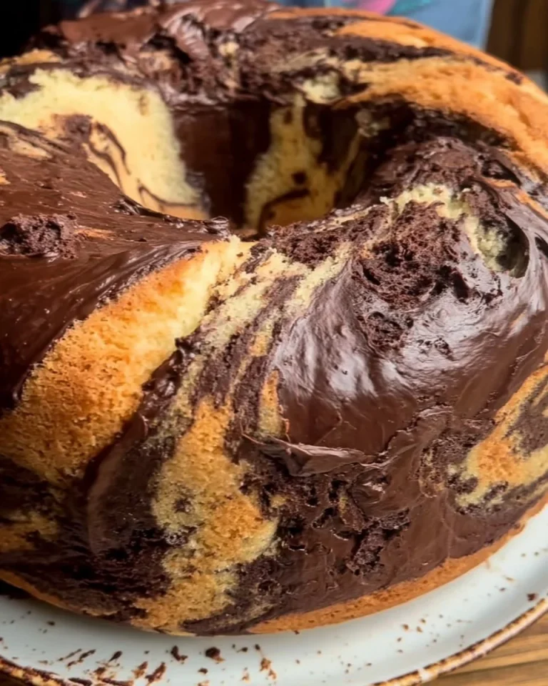 Ciambellone marmorizzato appena sfornato con striature di cioccolato e vaniglia