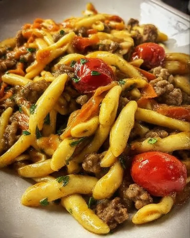 Cortecce con salsiccia, funghi e pomodorini freschi