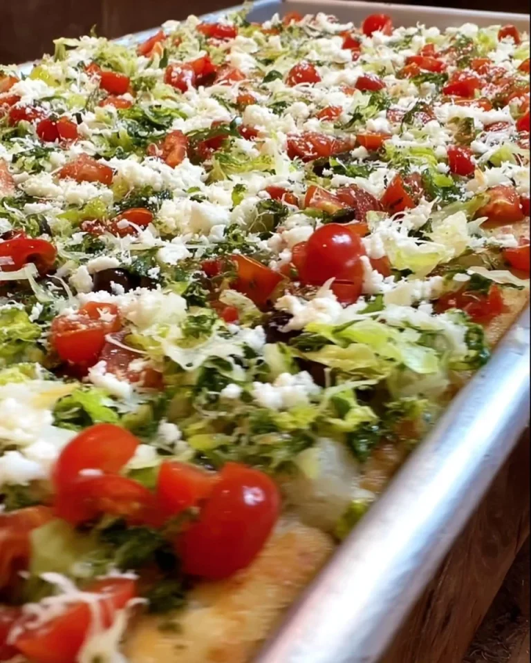 Focaccia alla messinese appena sfornata con erbe aromatiche e olive