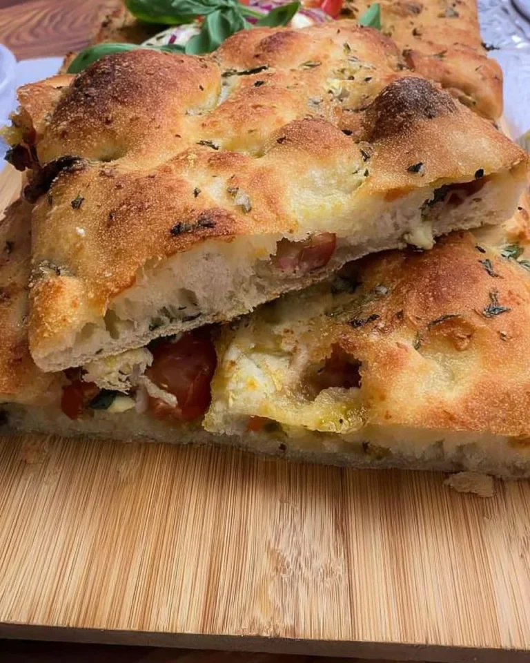 Focaccia Farcita farcita con ingredienti freschi e gustosi
