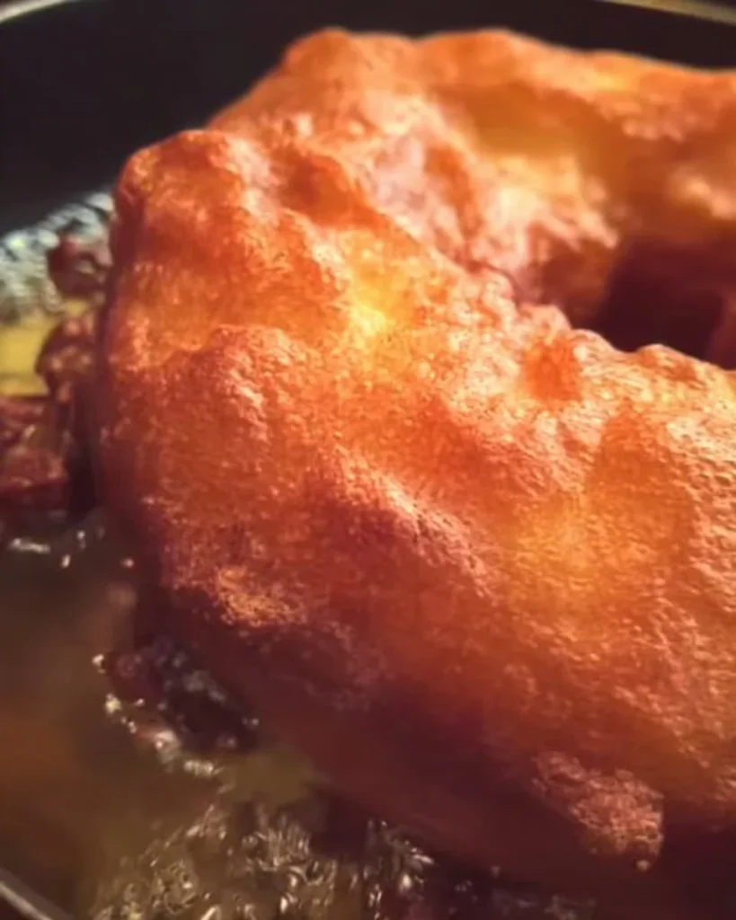 Frati fritti, dolci fritti tipici della tradizione italiana, serviti con crema zuccherata.