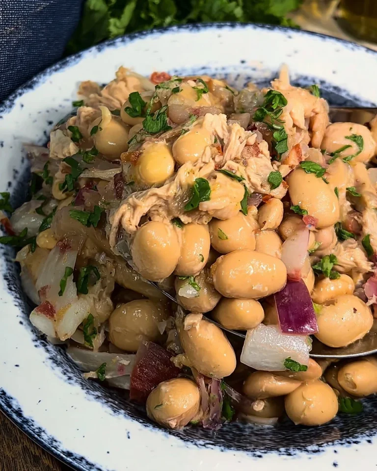 Insalata di Fagioli fresca con ingredienti colorati e salutari