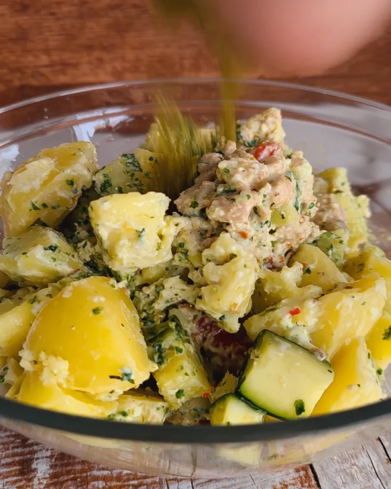 Insalata di patate fresca e gustosa, piatto ideale per contorni.