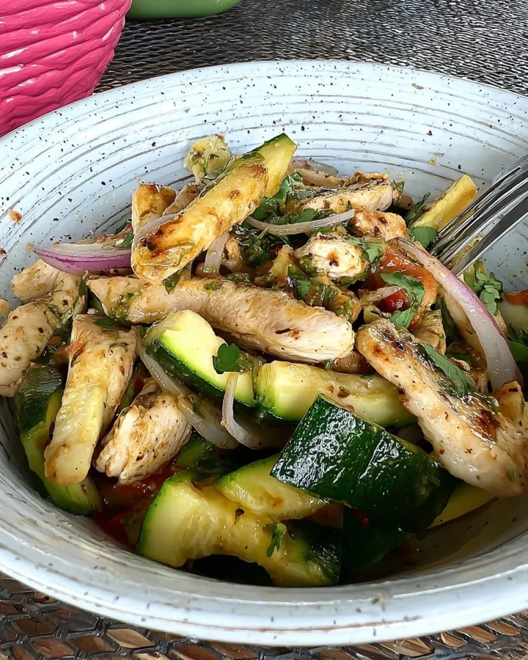 Insalata di pollo e zucchine servita in un piatto decorativo
