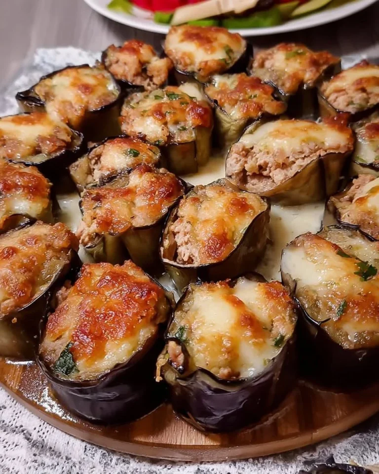Involtini di melanzane farciti con patate e tonno serviti su un piatto