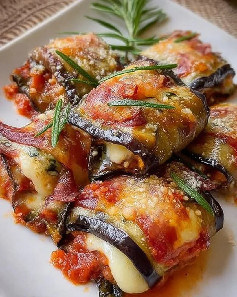 Involtini di melanzane con speck e scamorza freschi pronti per essere serviti