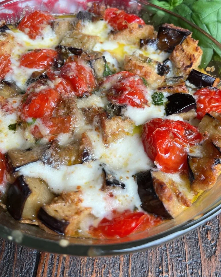 Melanzane al forno filanti, un piatto tradizionale italiano delizioso e saporito.