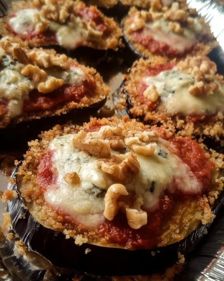 Melanzane con Sugo Gorgonzola e Noci su un piatto rustico