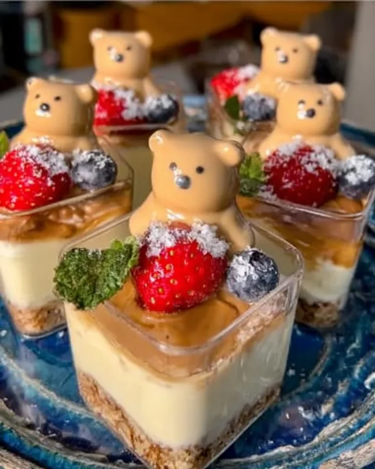 Mini cheesecake Ippopotamo decorata con colori vivaci e dolci sorprese.