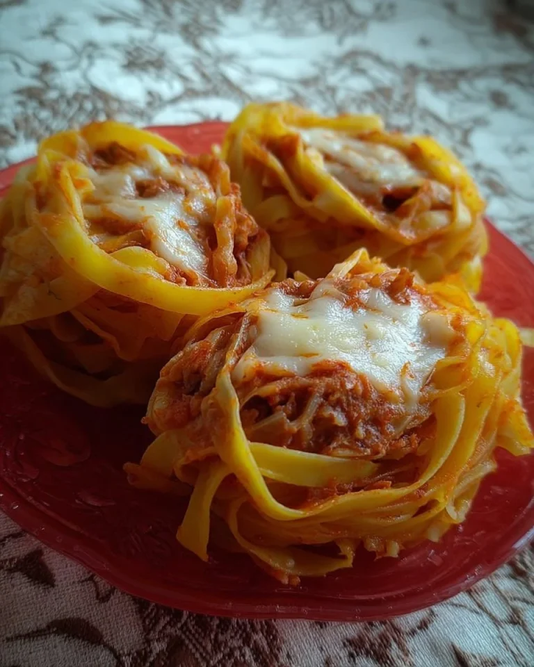 Nidi di tagliatelle serviti con salsa e decorazioni gastronomiche