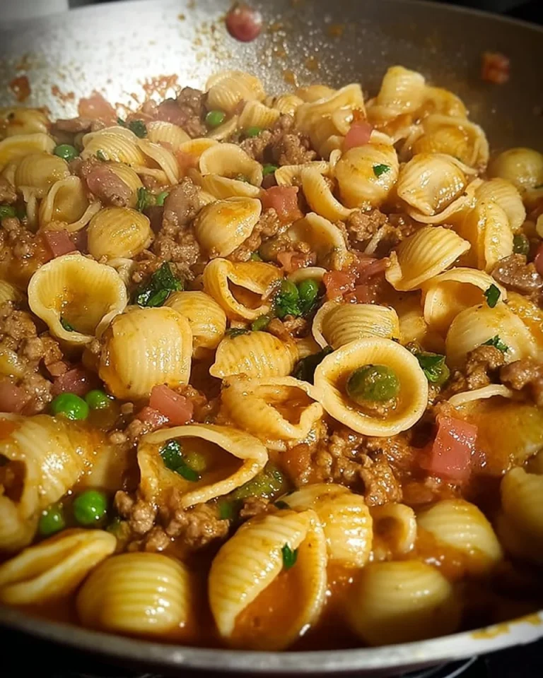 Orecchiette alla Boscaiola con funghi e salsiccia in un piatto colorato