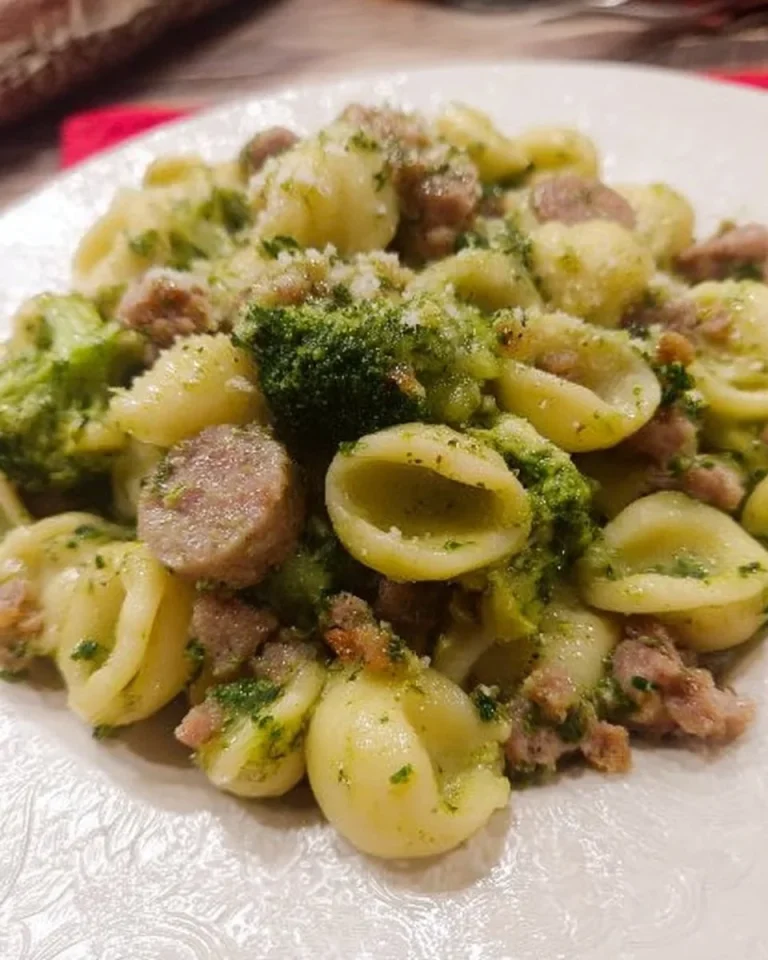Orecchiette con broccoli e salsiccia, piatto tradizionale italiano