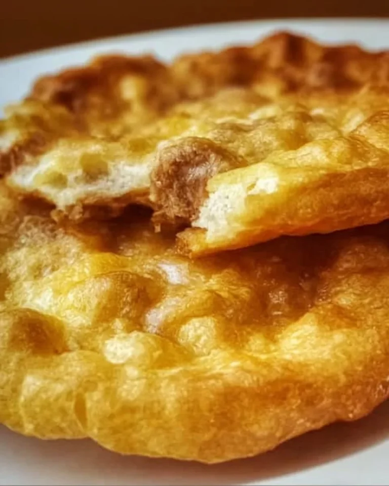 Diversi tipi di pane freschi su un tavolo di legno