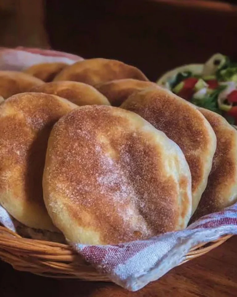 Pane pita fresco servito con ripieni gustosi e salsine