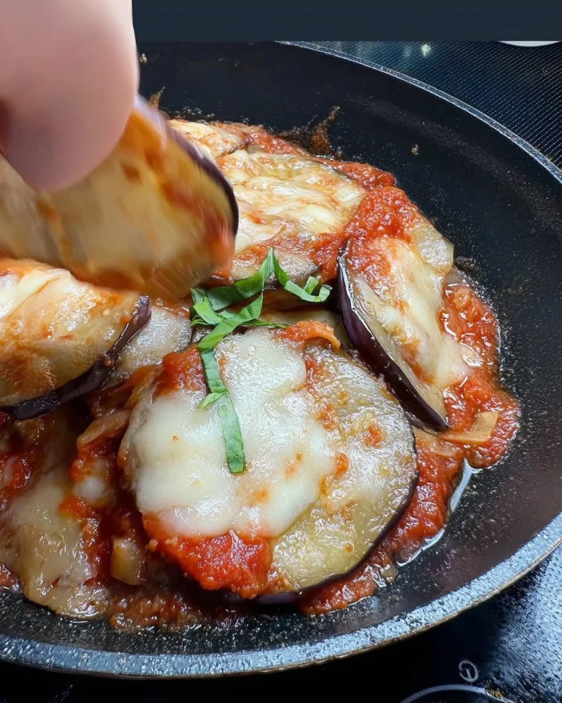 Piatto di Parmigiana di Melanzane in padella, pronto da servire