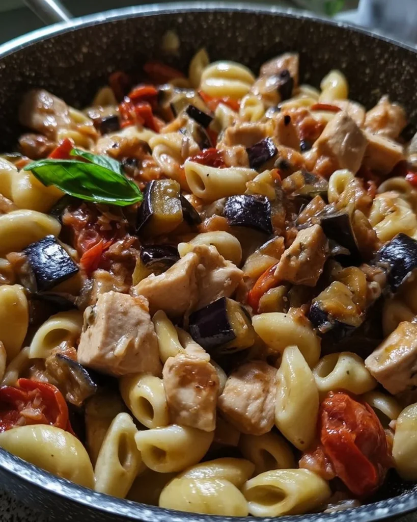 Pasta con pesce spada e melanzane, un piatto mediterraneo saporito.