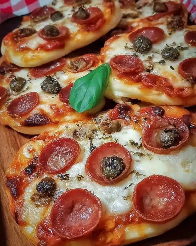 Pizzette appetitose appena sfornate e pronte per essere gustate.