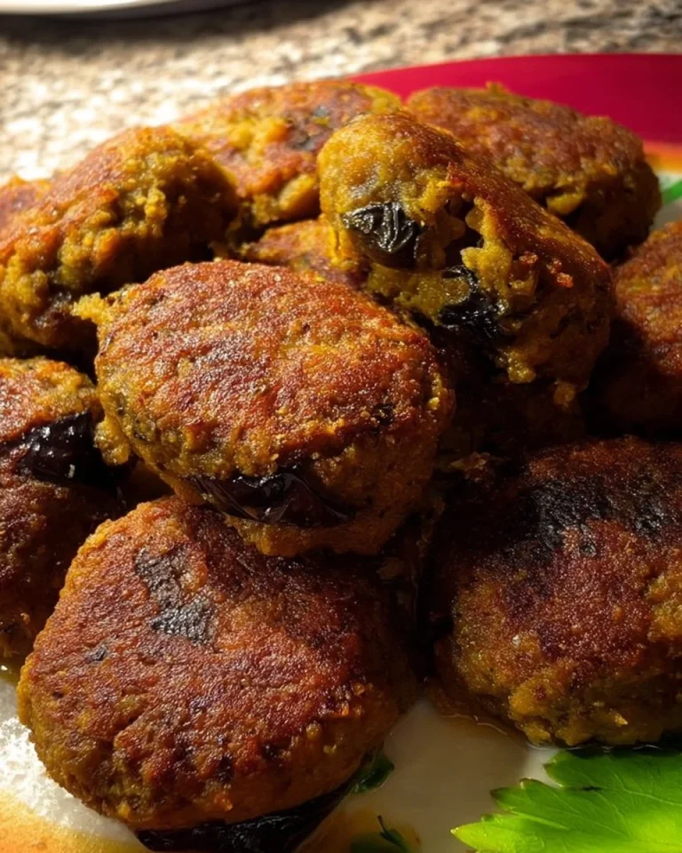 Polpette di melanzane pronte da servire con salsa di pomodoro