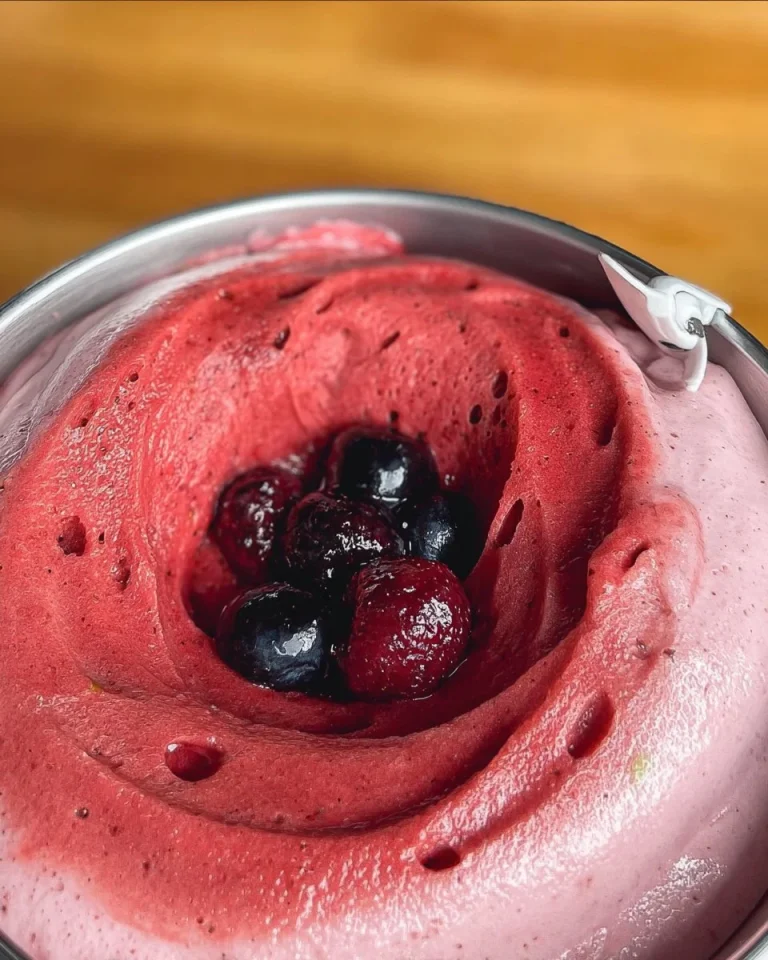 Delizioso spumone alla frutta, un dessert tradizionale italiano fresco e colorato.