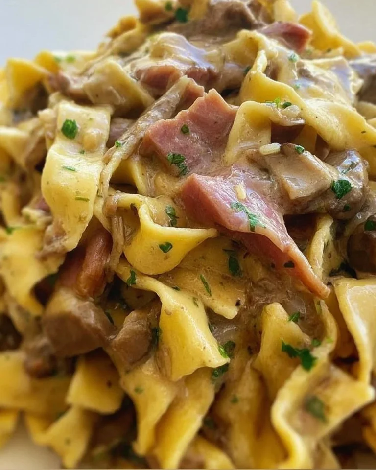 Tagliatelle ai Funghi porcini con prosciutto cotto, piatto gourmet italiano