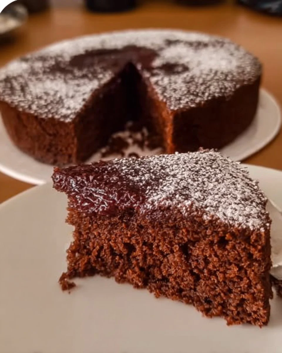 Fetta di Torta 12 Cucchiai servita su un piatto bianco con decorazioni