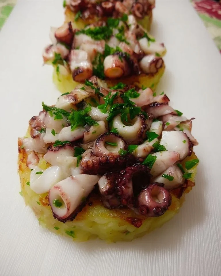 Tortino di patate con polpo, un piatto gustoso e tradizionale.