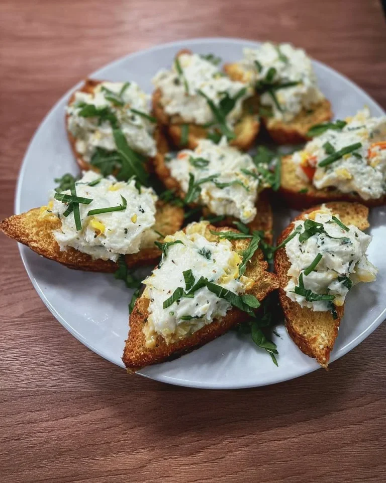 Baccalà mantecato servito con crostini e guarnizioni fresche.