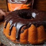 Ciambellone alle carote e cioccolato in una teglia pronto da servire