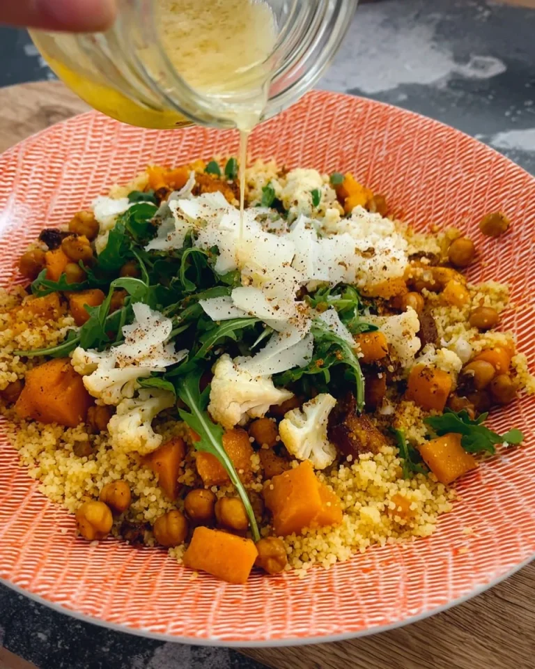 Cous Cous Autunnale con Zucca, Ceci e Cavolfiore, piatto colorato e gustoso.