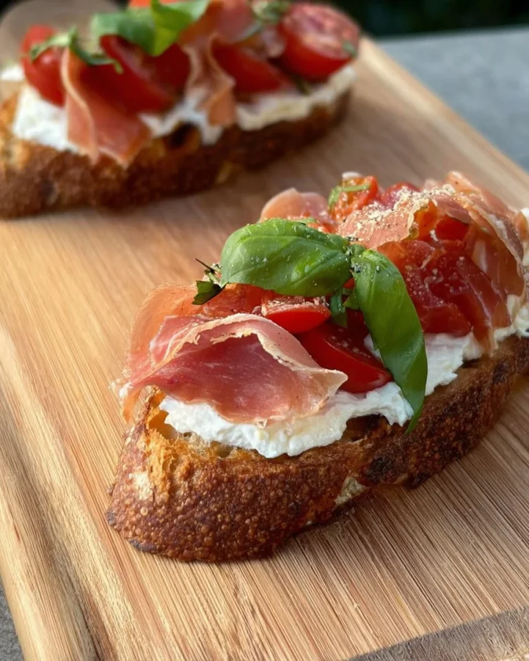 Crostino estivo con ingredienti freschi e colorati