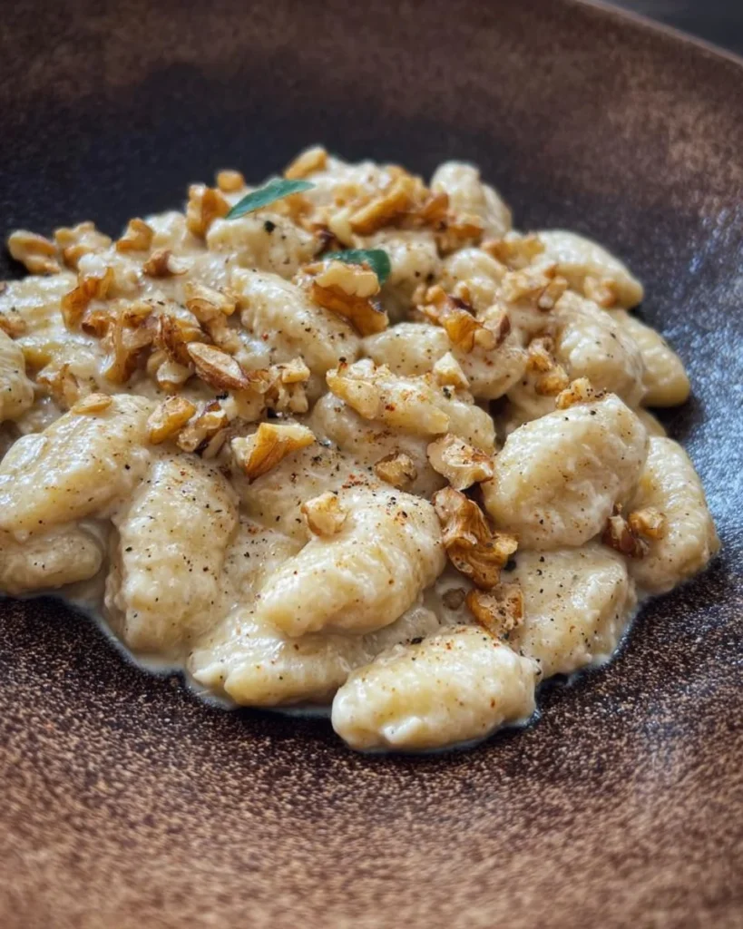 Gnocchi con sugo alle noci serviti su un piatto elegante