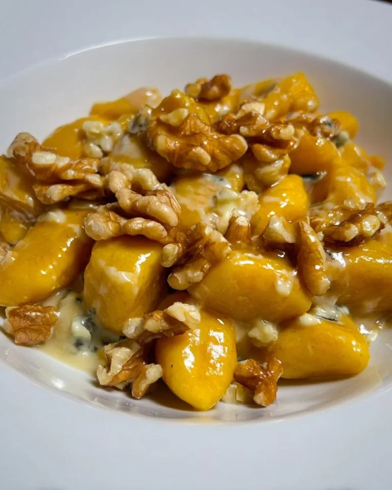 Gnocchi di zucca con gorgonzola e noci, piatto autunnale ricco di sapori.
