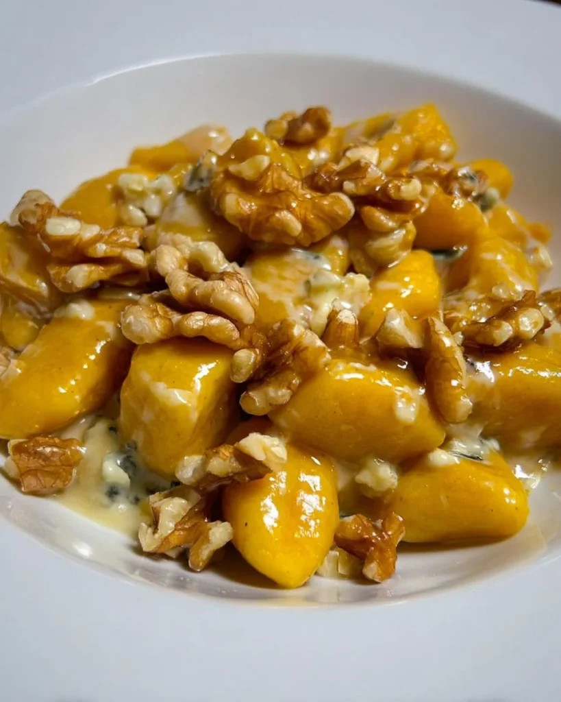 Gnocchi di zucca con gorgonzola e noci, piatto autunnale ricco di sapori.