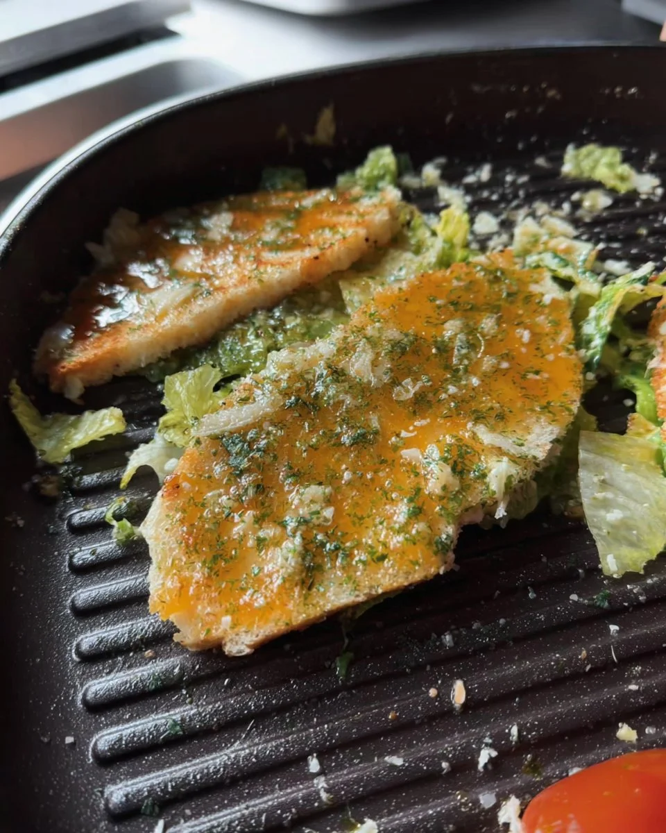 Insalata Caesar con lattuga, crostini e salsa cesar