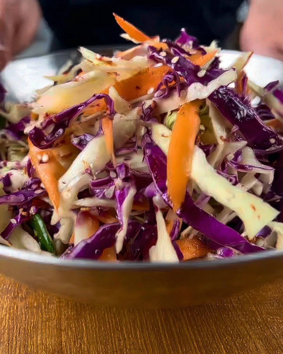 Insalata di cavolo cappuccio verde e rosso con ingredienti freschi