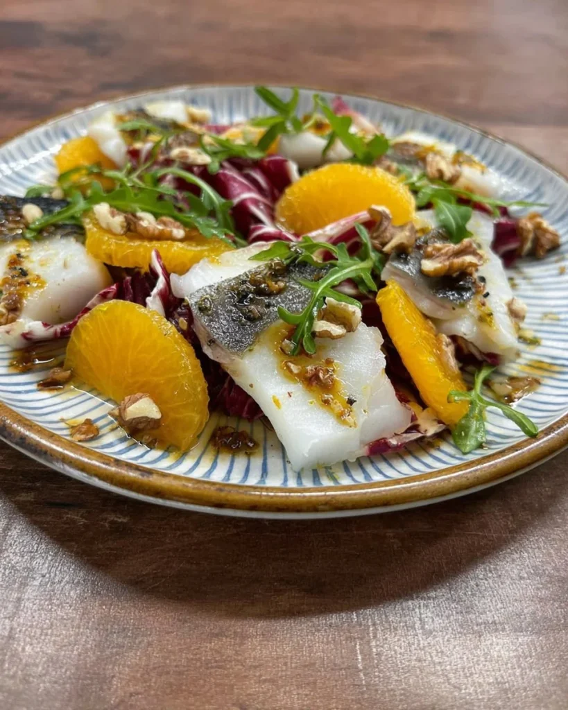 Insalata di radicchio tardivo con rombo, arancia, noci e maggiorana