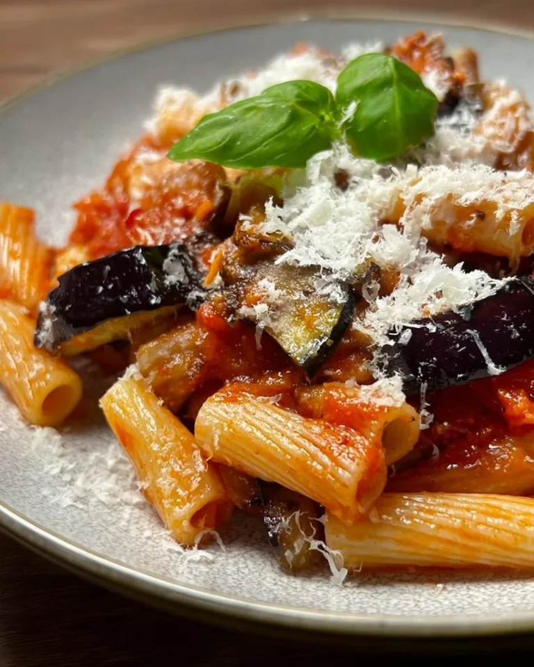 Pasta alla Norma con melanzane e pomodoro fresco