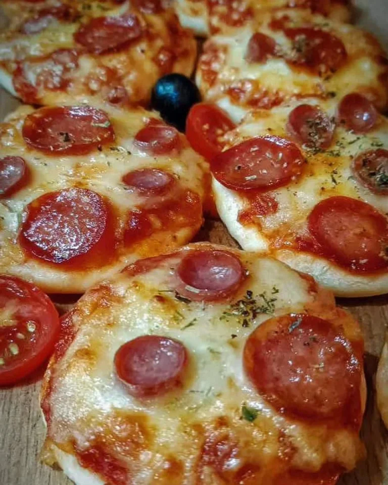 Pizzette preparate con ingredienti freschi e gustosi, pronte per essere gustate.