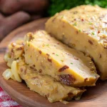 Piatto di polentone servito con condimenti tradizionali italiani