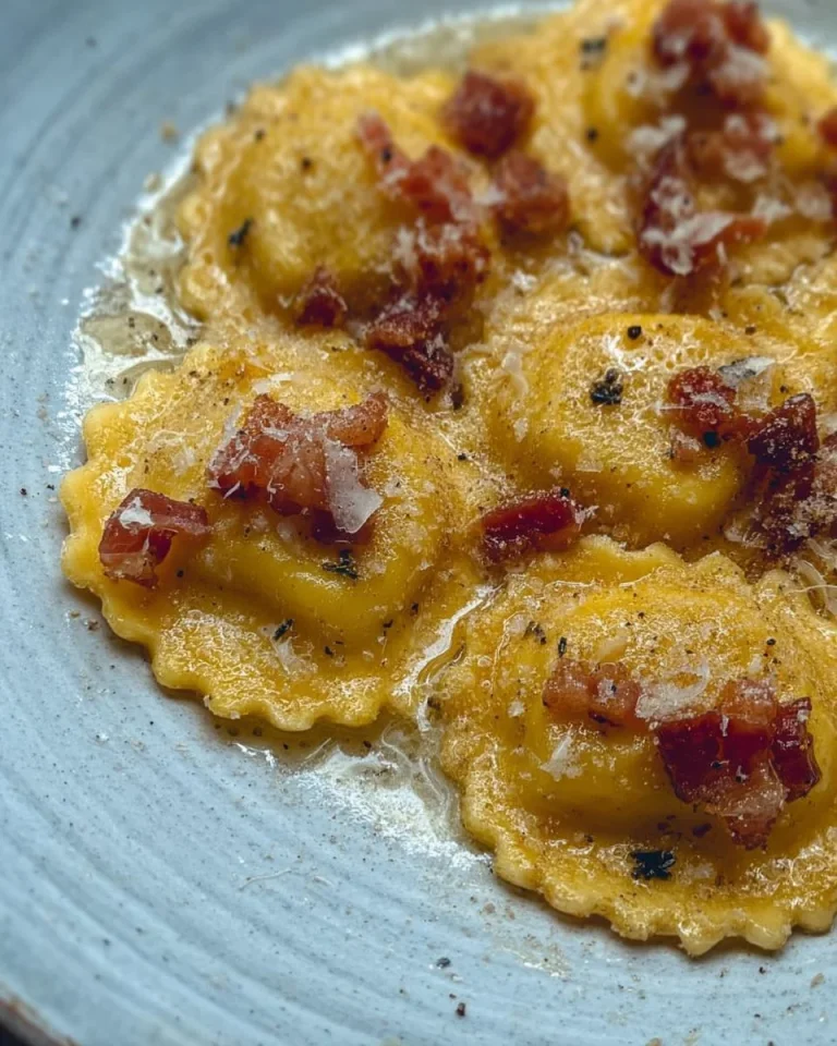 Ravioli Cacio e Pepe con Guanciale in un piatto gourmet