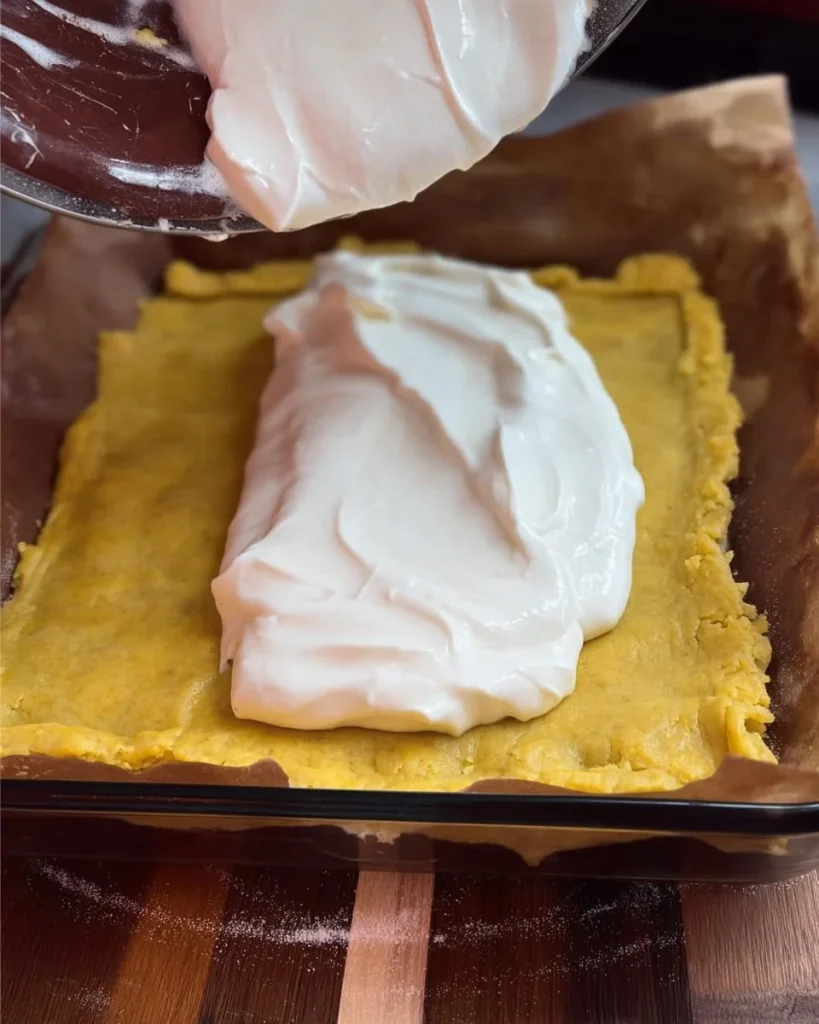 Sbriciolata allo Yogurt con frutta fresca e crema, dolce invitante e leggero