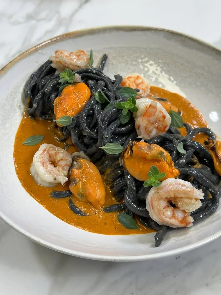 Tagliolini al nero di seppia con guazzetto di cozze e gamberi