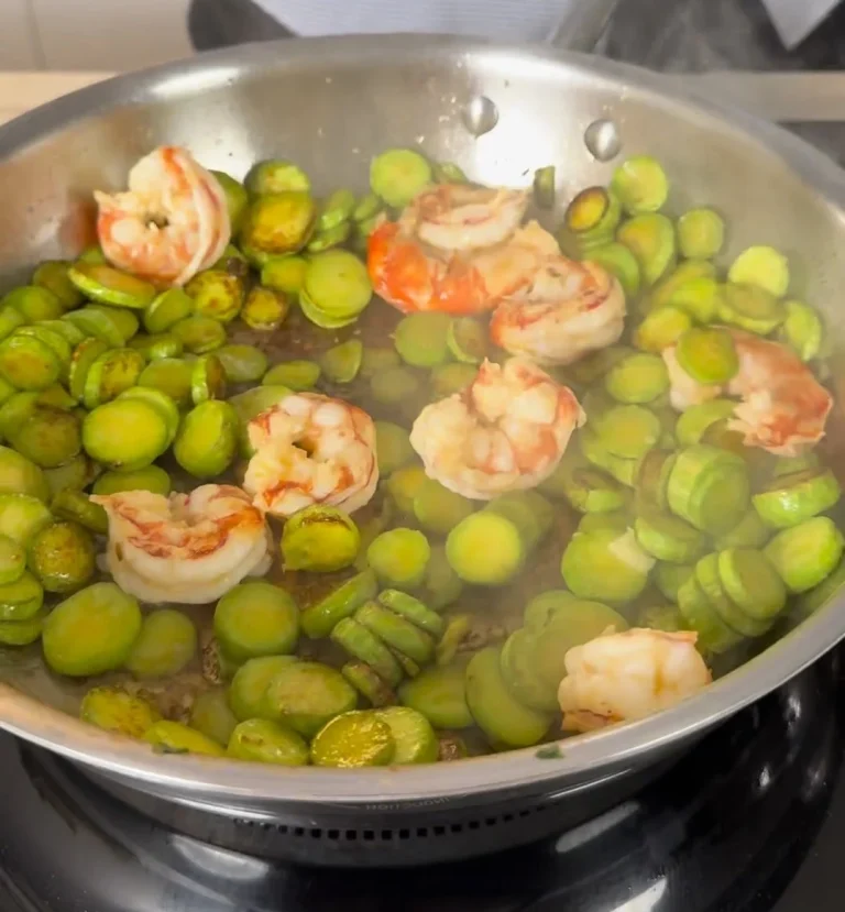 Tagliolini con trombette zucchini e shrimp in un piatto gourmet