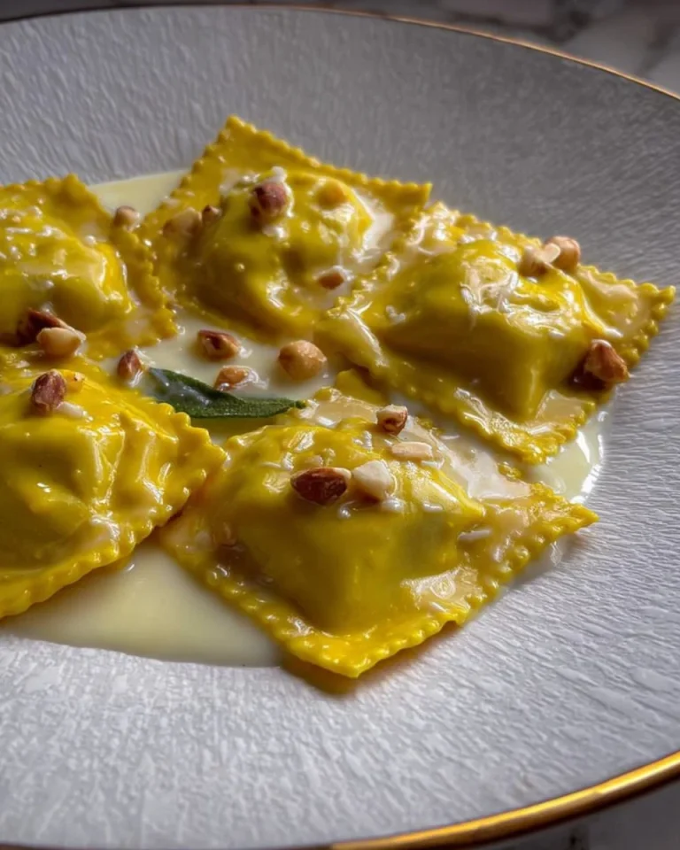 Tortelli di pasta fresca allo zafferano ripieni di zucca, taleggio e nocciole