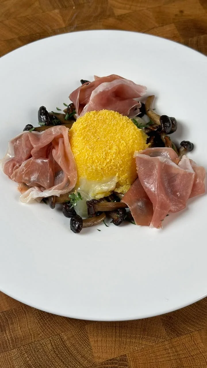 Tortino di polenta ripieno con ingredienti freschi e colorati